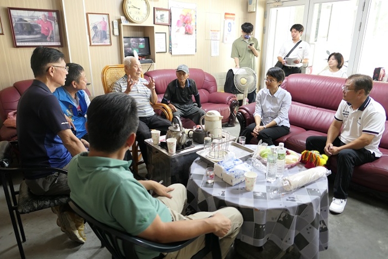 古主委來到鄭家拳館，與大家一同打嘴鼓、話家常