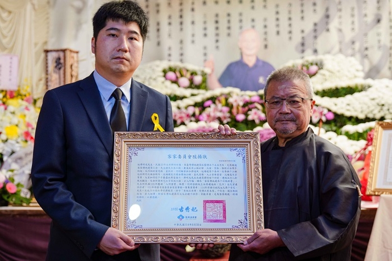 客委會副主委邱星崴(左)代表古秀妃主委頒發旌揚狀，由傅明光兒子傅宏智(右)代表受贈