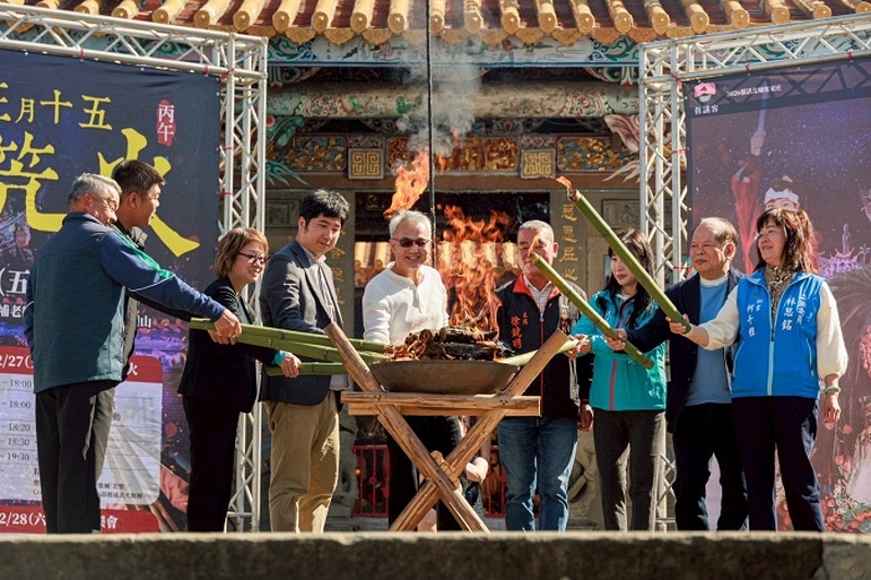 啟動儀式：由北埔鄉公所鄉長莊明增、邱星崴副主委等與會貴賓點燃油笐火