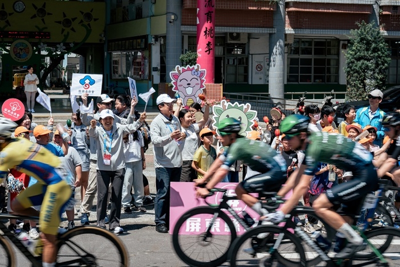 客委會古秀妃主委及屏東縣教育處陳國祥處長至麟洛國小與小朋友一起為選手加油(照片來源：國際自由車環台賽)