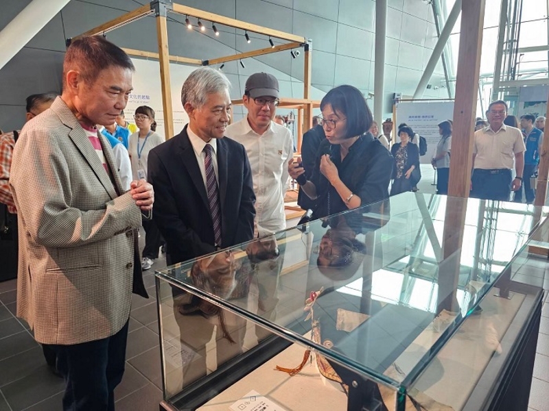 臺灣客家文化館館慶做生日各界獻上祝福，勾嘴鞋等文物導覽解說(左起鍾東錦縣長、范佐銘副主委、何承育副總經理及鄭惠美老師)