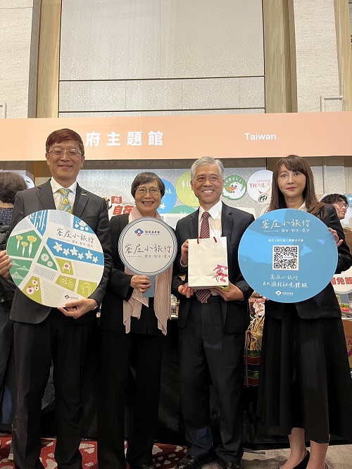 客委會副主委范佐銘與台灣觀光協會榮譽會長葉菊蘭、台灣觀光協會會長簡余晏、交通部觀光署副署長林信任一同為客庄小旅行宣傳