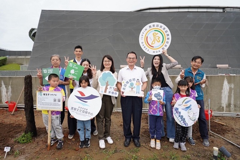 臺灣客家文化館館慶做生日各界獻上祝福，由農業部苗栗區農業改良場致贈臺灣原生植物愛玉苗給客發中心，並由鄰近九湖國小師生共同種下愛玉苗