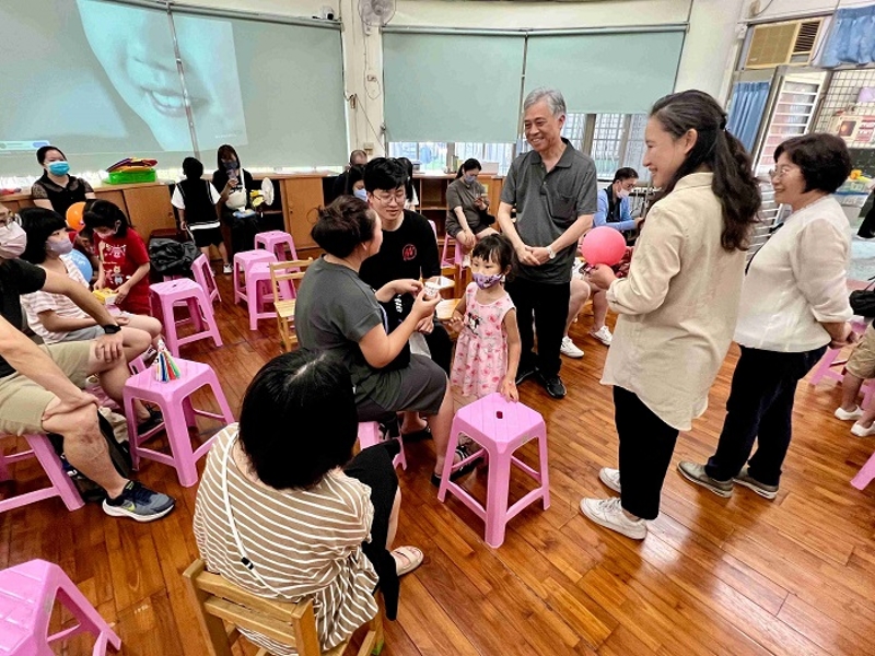 范副主委開心與家長交流
