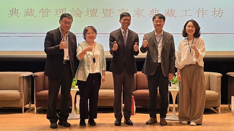 客發中心何金樑主任(左三)致贈禮物予臺史博張隆志館長(左一)、科工館李秀鳳館長(左二)、南藝大博古所顏上晴所長(右二)、史前館田詩涵組長(右一)後合照