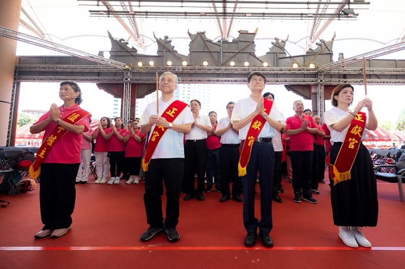 安座典禮，主祭持香敬拜