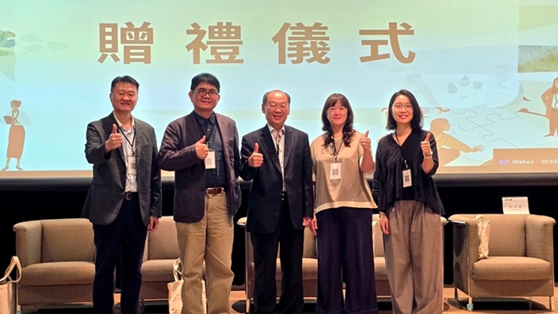 客發中心謝勝信主任(左三)致贈禮物予南藝大文博學院顏上晴院長(左一)、台灣博物館陳登欽館長(左二)、科工館陳綺霞組主任(右二)、史前館田詩涵組長(右一)