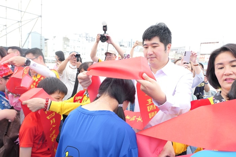 青年爐主披肩帶儀式