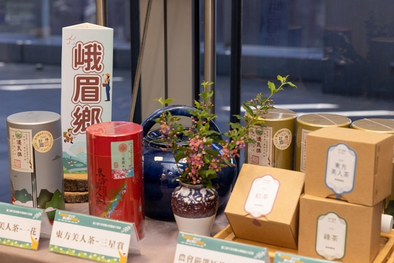 峨眉鄉展示區展示了如苦茶油、東方美人茶等地方好物
