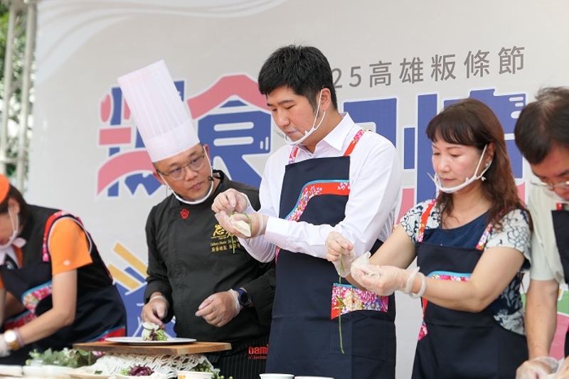 邱副主委今日化身一日主廚，與總舖師阿奇師一同製作創意料理「粄條石榴包」