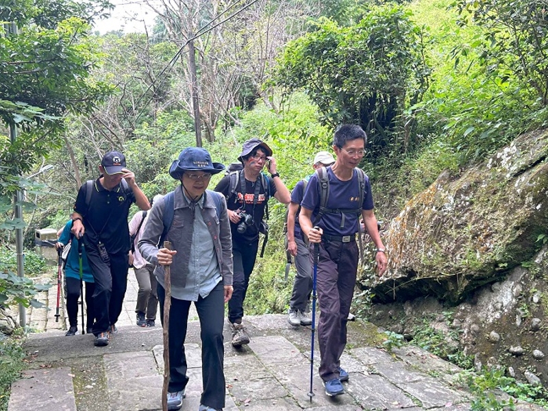 古主委與臺灣樟之細路協會理事長彭宏源徒步樟之細路