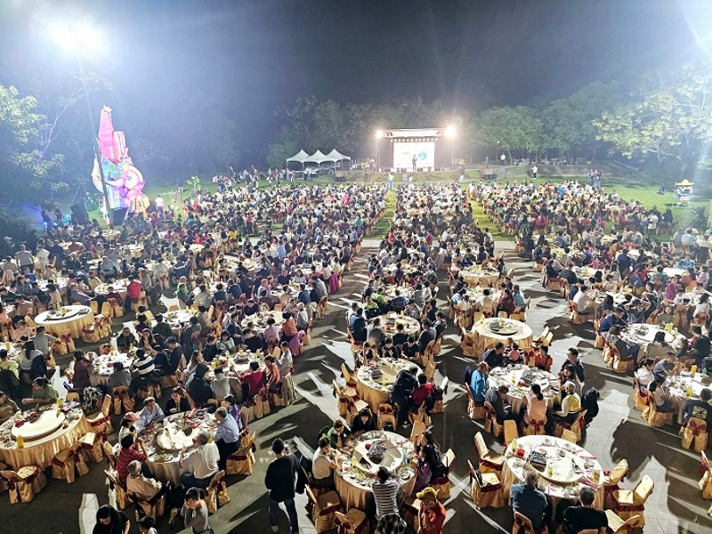 六堆慶秋收 千人食福宴 國際賓客也驚艷,食福宴民眾享用客家美食