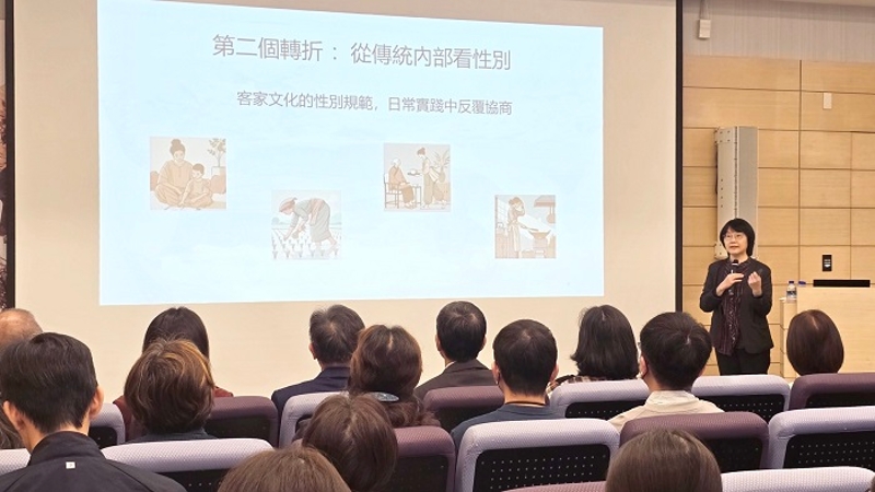 《靚影:客庄女力百年行路》新書發表座談會,姜貞吟教授分享從生活脈絡中理解客庄女力