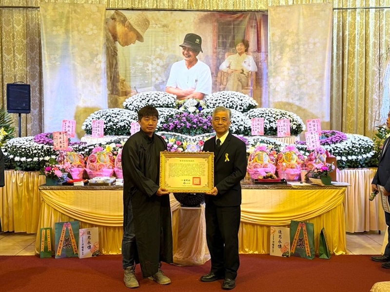 客委會致贈莊華堂先生旌揚狀，由其兒子莊喆羽代為受贈
