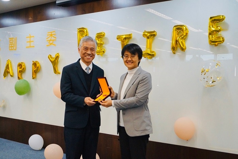 客委會古秀妃主委親自頒發行政院「特等服務獎章」、「一等功績獎章」予范佐銘副主委