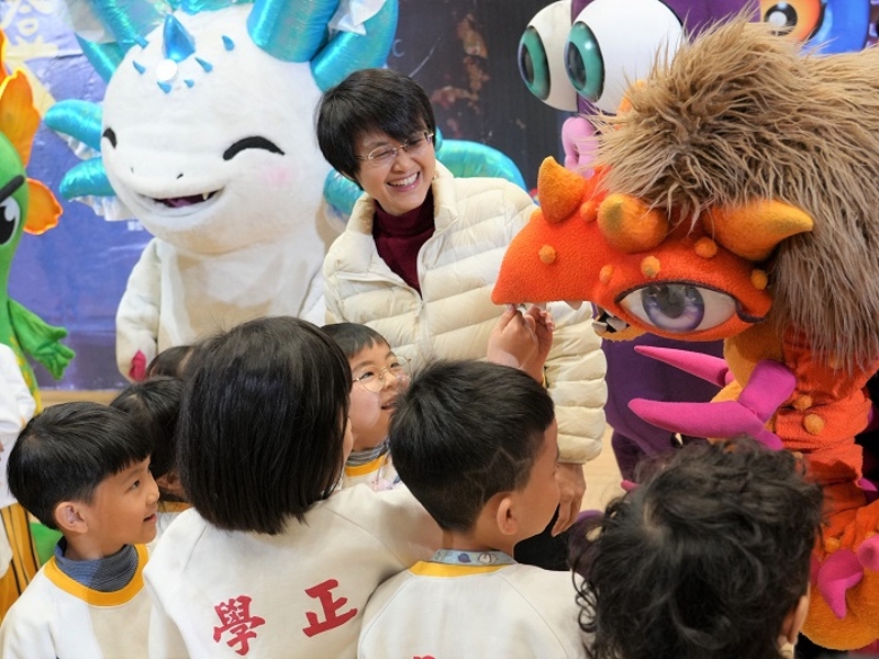 客委會古秀妃主委與《燈怪》人偶和學正幼兒園的小朋友們互動