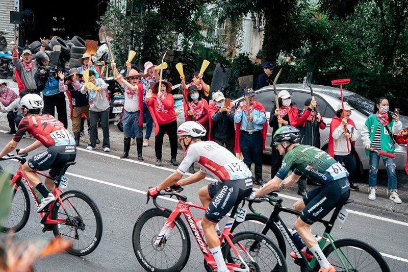 客委會古秀妃主委至光復站跟光復鏟子超人加油團一起為選手加油