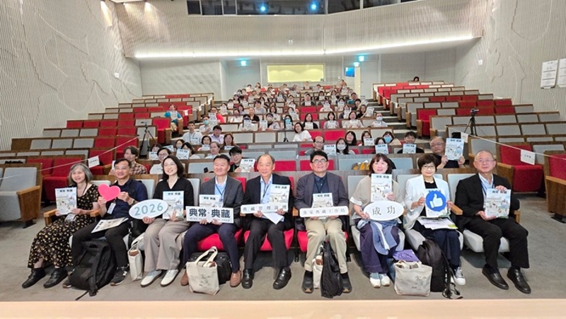 客發中心謝勝信主任(中)、台灣博物館陳登欽館長(右四)、南藝大文博學院顏上晴院長(左四)、科工館陳綺霞組主任(右三)、史前館田詩涵組長(左三)與與會貴賓、學員合照