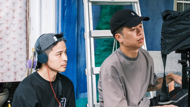 胡錦筵(左)、周鉅宏(右)共同執導《屋下無人》,以細膩敘事刻畫非血緣家庭的情感羈絆,入圍本屆金鐘獎迷你劇集(電視電影)導演獎。(圖/客家電視台提供)
