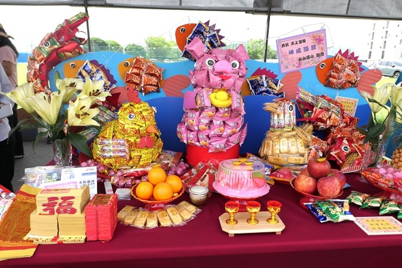 頭份市轄內4所國中及12所國小共襄盛舉，以有趣的創意供桌牲禮，迎接永貞宮媽祖遶境