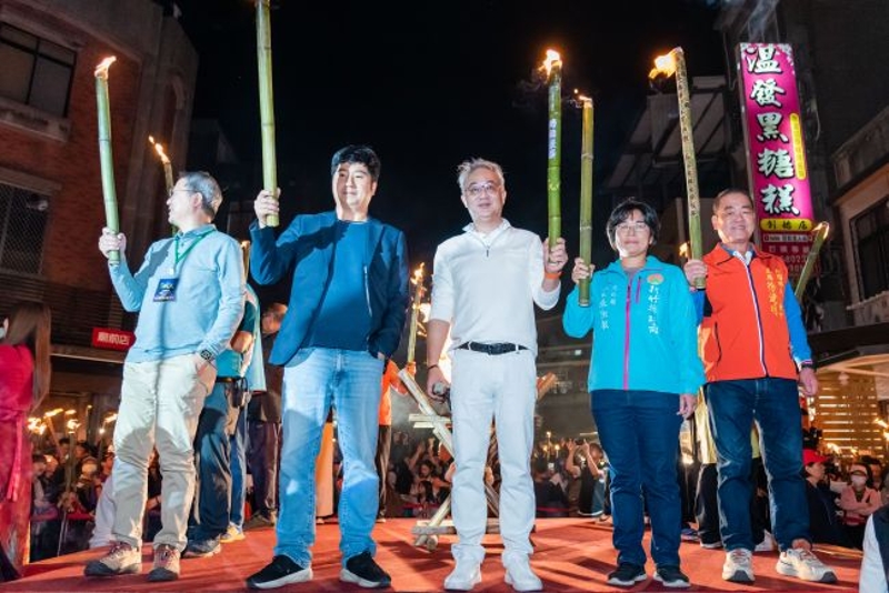 由苗栗縣各社團所組成的15隊舞龍陣頭，齊聚玉清宮前廣場舉行祥龍點睛儀式