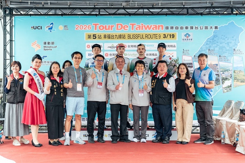 環台賽幸福台九線站四位冠軍衫得主與頒獎嘉賓合影