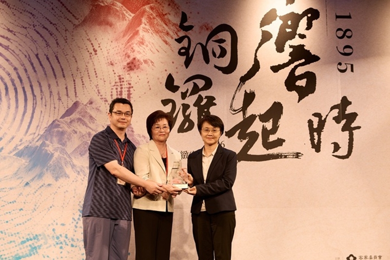 古主委致贈獎座予吳湯興烈士遺族代表