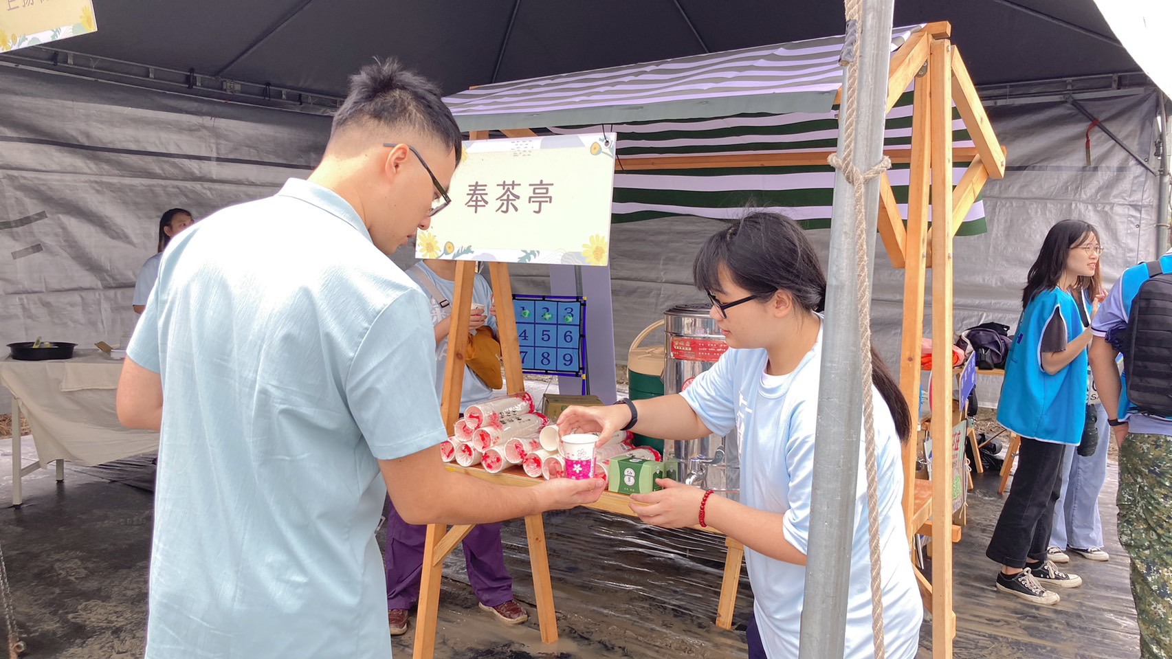 結合杭菊花田與傳統客家文化，提供奉茶亭讓遊客充分感受客家人的熱情與好客精神