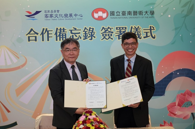 邱上嘉校長(左)、何金樑主任(右)攜手推動客家文化與博物館學合作新契機，簽署合作備忘錄