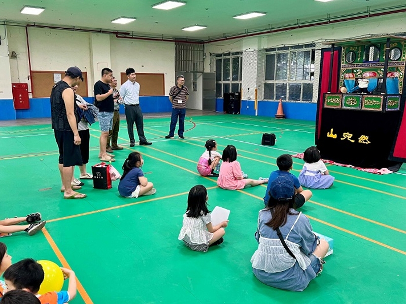 邱副主委與小朋友共同觀賞「山宛然客家布袋戲團」演出