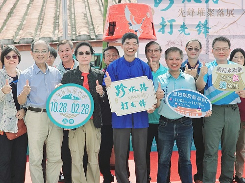 「跈水路．打先鋒」先鋒堆聚落展開展合影(左起劉育玲榮譽顧問、邱坤玉榮譽顧問、鍾孔炤前副主委、何金樑主任、劉正雄代表、林國順鄉長、陳永森校長)