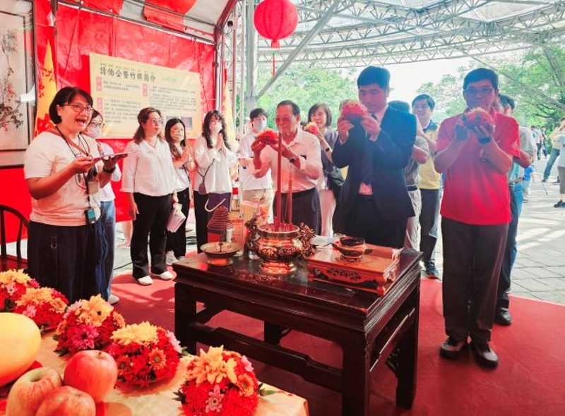 千人共下打粢粑六堆秋收祭開幕式，由邱星崴副主委帶領貴賓向竹田忠義祠六堆忠義亭忠勇公王及以傳統竹牌重現奉請12鄉區伯公代表至六堆園區賜福民眾