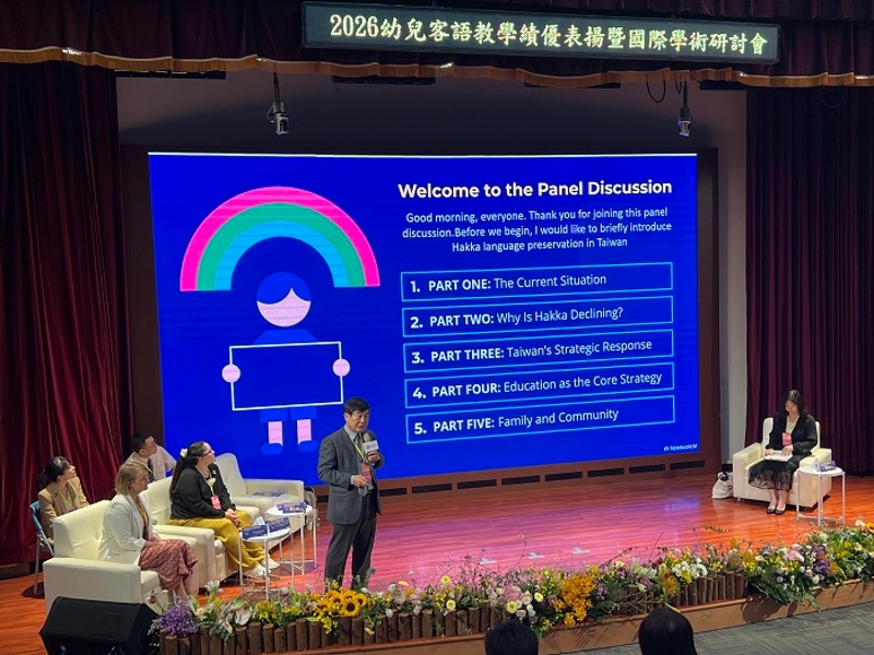 今年研討會以幼兒客語教育為主軸，邀請多位國內外優秀講者，於2日會期中安排圓桌論壇、專題演講、學術論文發表、工作坊及創新教材教具展等多元活動，內容豐富精彩