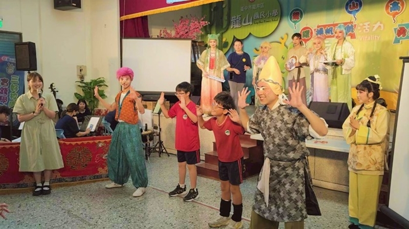 透過戲曲導賞、互動體驗及有獎徵答等方式，期盼讓學生在輕鬆有趣的氛圍中接觸客家戲曲，進一步認識客家文化