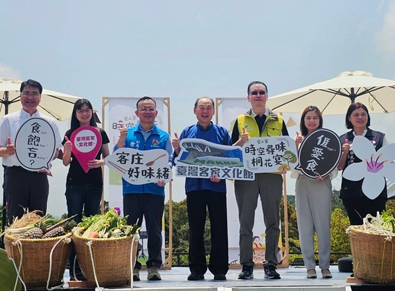 臺灣客家文化館賞桐食在地，出席長官合影(左起劉鎮榮科長、張美瓊科長、徐建男副局長、謝勝信主任、湯珠正副執行長、張碧純室主任、張淑珍代表)