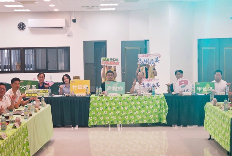高樹鄉接棒第62屆六堆運動會,委員合影(左起劉文甲區長、方慧茹代理鄉長、梁正翰鄉長、謝勝信主任、謝俊明處長、劉國斌區長)