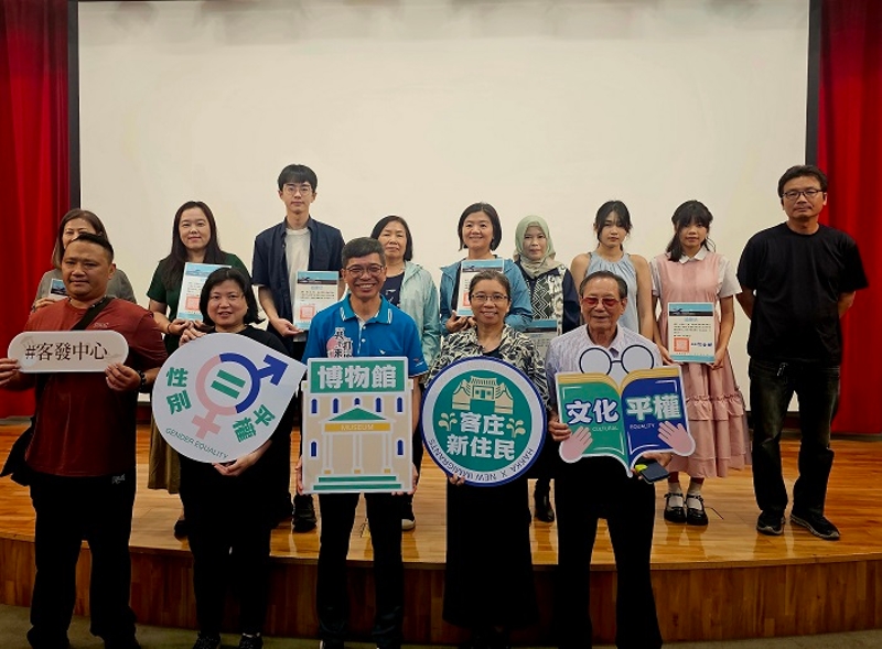 客發中心出品紀錄片「落泥時」南北園區映後座談，致贈感謝狀，感謝參與拍攝的客庄新住民及相關人員的協助