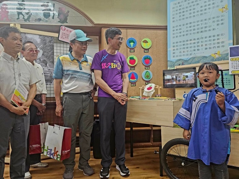 「六堆校園行動展」正式開箱亮相，龍肚國小化身行動博物館，學童向來賓解說校園共創作品