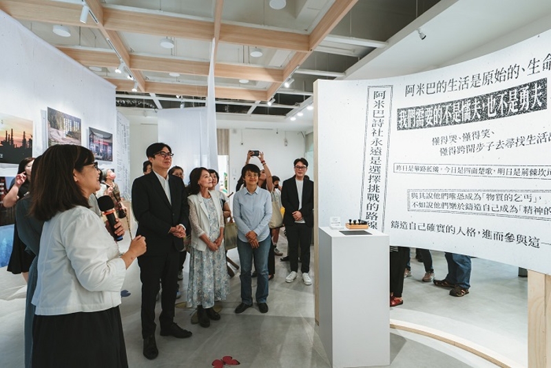 古主委偕同陳其邁市長參觀《從海而來：詩人、醫師、社會運動者》文學特展