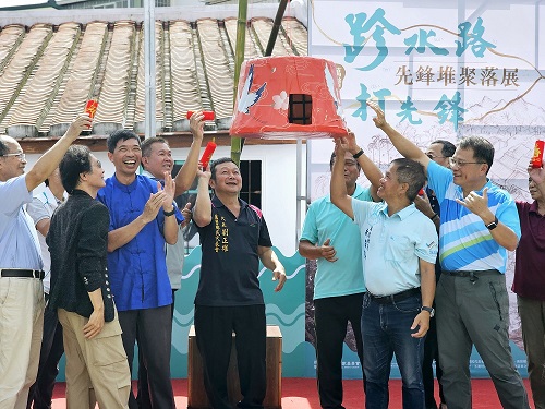 「跈水路．打先鋒」先鋒堆聚落展開展儀式(左起邱坤玉榮譽顧問、鍾孔炤前副主委、何金樑主任、劉正雄代表、林國順鄉長、陳永森校長)