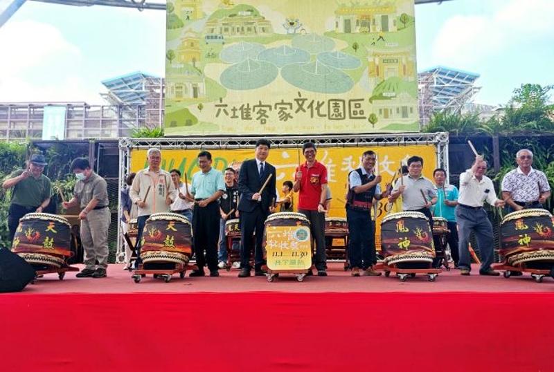 千人共下打粢粑六堆秋收祭開幕式(左起王新財委員、宋廷棟委員、李明宗處長、宋貴龍主任秘書、邱星崴副主委、何金樑主任、簡明雄副主任、陳銘樹副總經理、劉仕彩委員、李寬治委員)