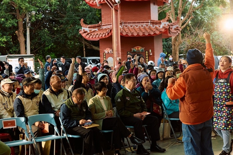 今日邀請「新生一號劇團」，以活潑生動的客語互動短劇進行宣導，並與現場民眾互動