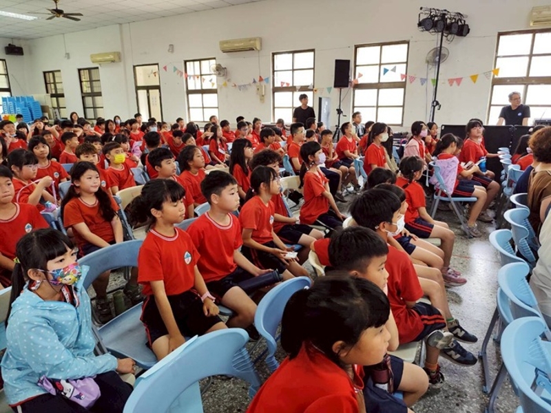 本次活動邀請榮獲多項殊榮的「榮興客家採茶劇團」帶來新編戲曲兒童劇《𠊎同你・無分界》，現場吸引約350位師生共同參與