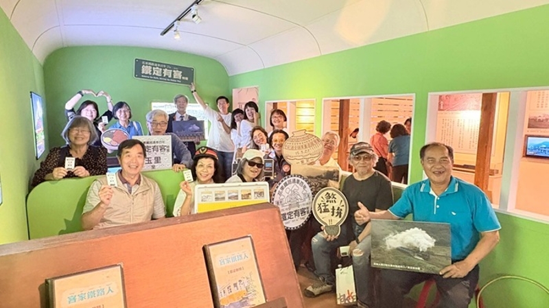「花東鐵路百年通車-鐵定有客特展」展場模擬早期光華號車廂,多位客家鐵路人及鐵路局
