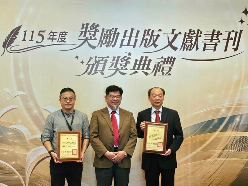 客委會客發中心出版品獲8獎項,評審委員王志宇(中)頒發地方志書優等獎給客發中心謝勝信主任