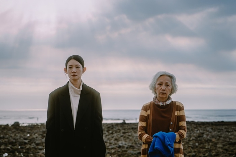 《客家電影院--小包袱》改編自作家鍾文音文學作品,由徐麗雯執導,陸弈靜、吳奕蓉主演,一舉入圍第61屆金鐘獎電視電影獎、導演獎、編劇獎、女主角獎及女配角獎等5項大獎。(客家電視臺提供)