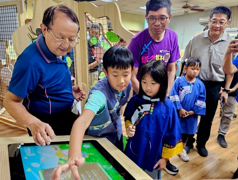 「六堆校園行動展」正式開箱亮相，龍肚國小化身行動博物館，鍾鐵鈞館長帶領學童體驗客家童謠