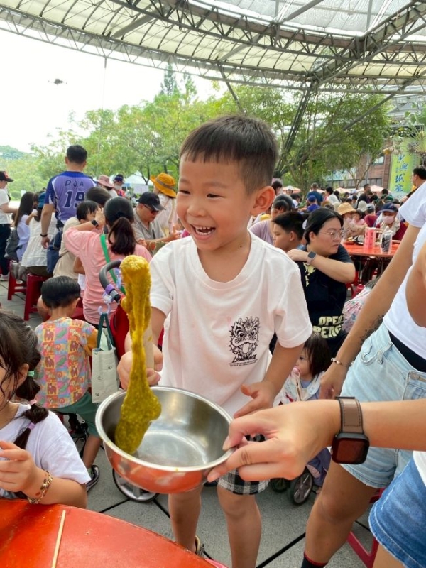 千人共下打粢粑六堆秋收祭開幕式，民眾開心享用粢粑