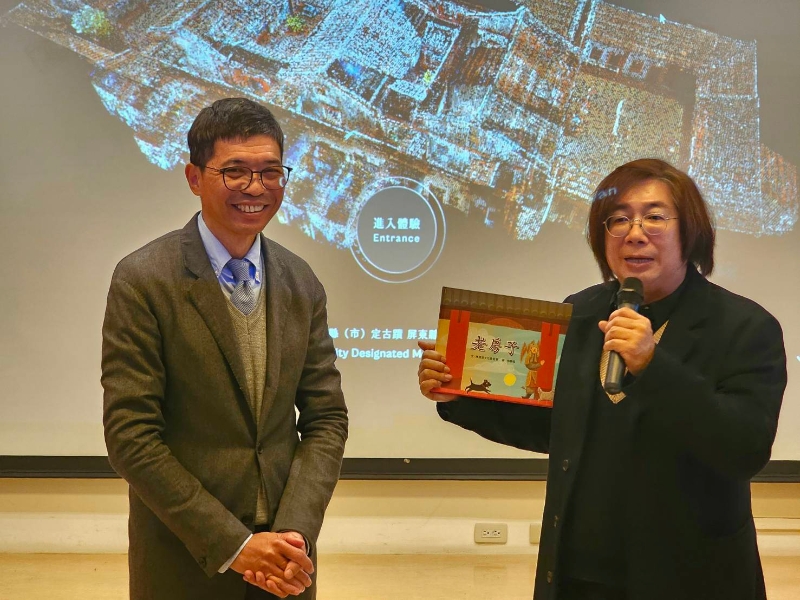 點雲科技重現六堆風華，文化部文化資產局文化資產保存研究中心主任陳柏欽(右)致贈代表傳統建築之書籍給客委會客發中心主任何金樑(左)