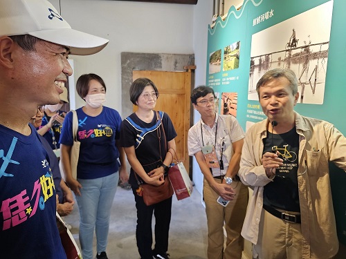 「跈水路．打先鋒」先鋒堆聚落展開展，五溝水守護工作站劉晉坤站長講解水與聚落關係(左起何金樑主任、劉育玲榮譽顧問、劉鎮輝助理教授、劉晉坤站長)
